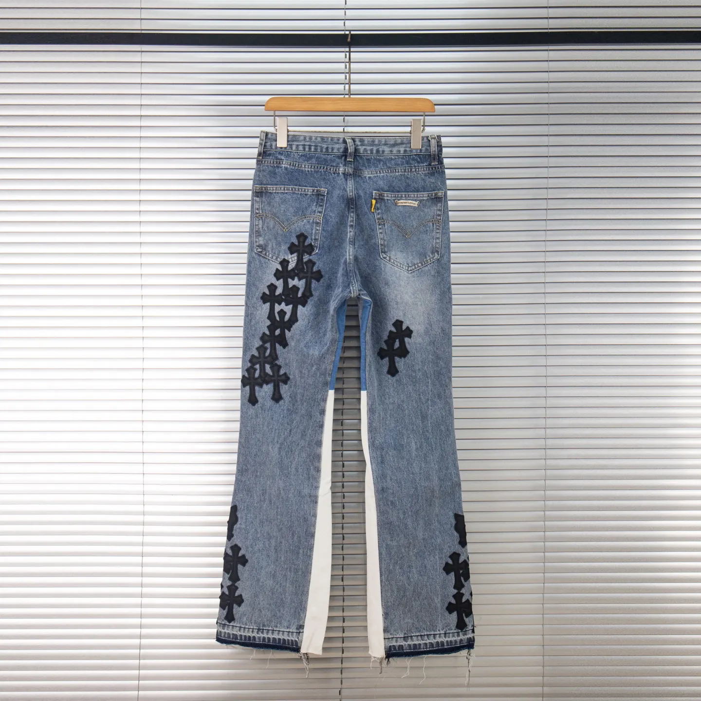 P270 Chrome Hearts Gallery 2025 new limited edition black large cross flared jeans are a hot item this season and are sought after by countless celebrities and fashionistas. The neat details of the cutting process add color to the playful fashion! The neat and meticulous design, and the well-fitting structure is unique. The upper body not only has outstanding recognition, but also looks younger and younger. A style with the ultimate wearing meaning and performance, gorgeous color matching, and the craftsmanship of this style is also extremely extraordinary. After the finished product is washed, it is disassembled and hand-made with sheepskin cross leather and then spliced ​​together to complete. The whole piece has too many craftsmanship to describe. It is decorated with patchwork cross flowers and high-waisted washed jeans! ! Absolutely high-end luxury product, a god-level single product, a super popular product, made by top heavy industry, a magic weapon that cannot be missed to hit the streets. Style number: 1845 Size: 28 30 32 34 36 Color: blue